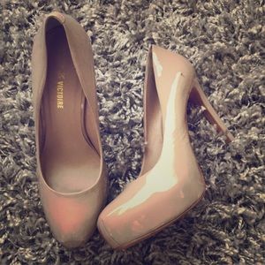 Pour La Victoire nude heels